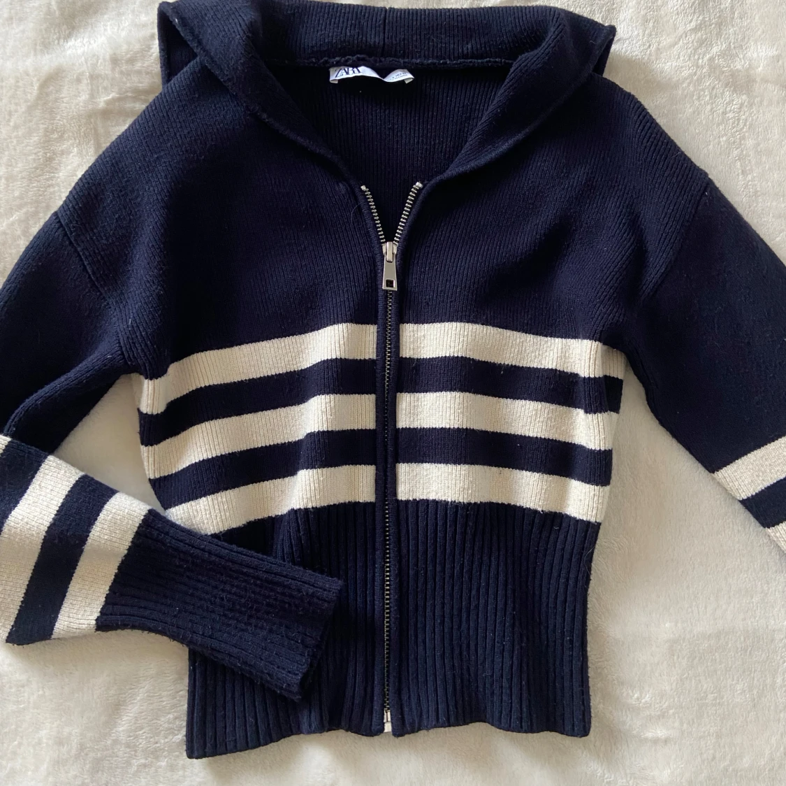 Marinblå och vit randig kofta från Zara - 2