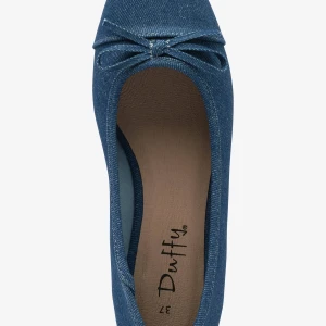 Blå ballerinaskor i jeans från Duffy - Snygga blå ballerinaskor från Duffy i jeansmaterial med rund tå och dekorativ rosett framtill. Skorna har platt sula och en enkel, klassisk design som passar perfekt till både jeans och klänning. Superfina året runt!💙🩰