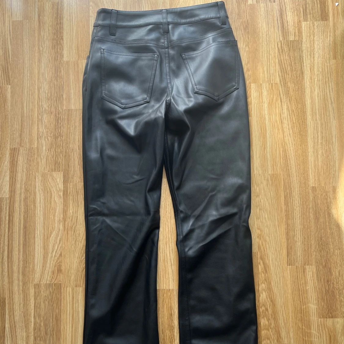 Svarta skinnbyxor från BikBok - 1