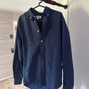 Mörkblå skjorta  - Snygg mörkblå skjorta från Kappahl Perfekt för dig som gillar stilrena och enkla plagg. Tror ja köpte den för 599 kr. Och den är använd max 3 gånger 