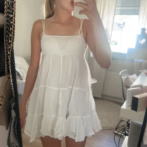 Vit somrig kortklänning från Gina Tricot - Supersöt vit kortklänning från Gina Young i storlek 158-164. Använt denna mycket som strandklänning men också som vanlig klänning! En stor favorit på sommaren.