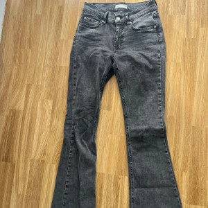 Grå bootcut jeans från Perfect Jeans - Snygga grå jeans från Perfect Jeans i bootcut-modell. 