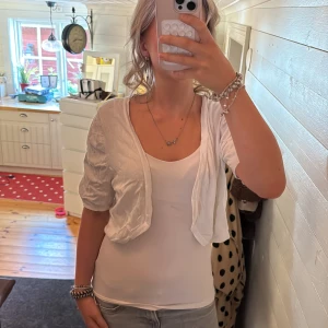 Vit kort kofta - En vit kofta som är kortärmad och kort vid magen från cubus. Den är i stl L men funkar för S/M om man vill ha en större kofta.