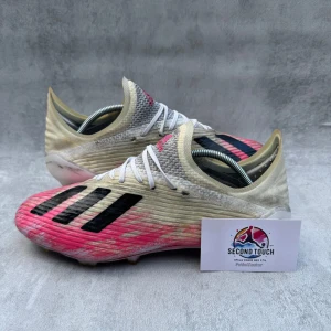 Adidas Fotbollsskor - ADIDAS X UNIFORIA • Storlek 📏 42 • Underlag ⚽ FG/AG • Skick ✅ Bra skick – synligt använda men fortfarande fina • Pris 💰 Ej hugget i sten – kom med bud! • Frågor? ❓ Tveka inte att höra av dig