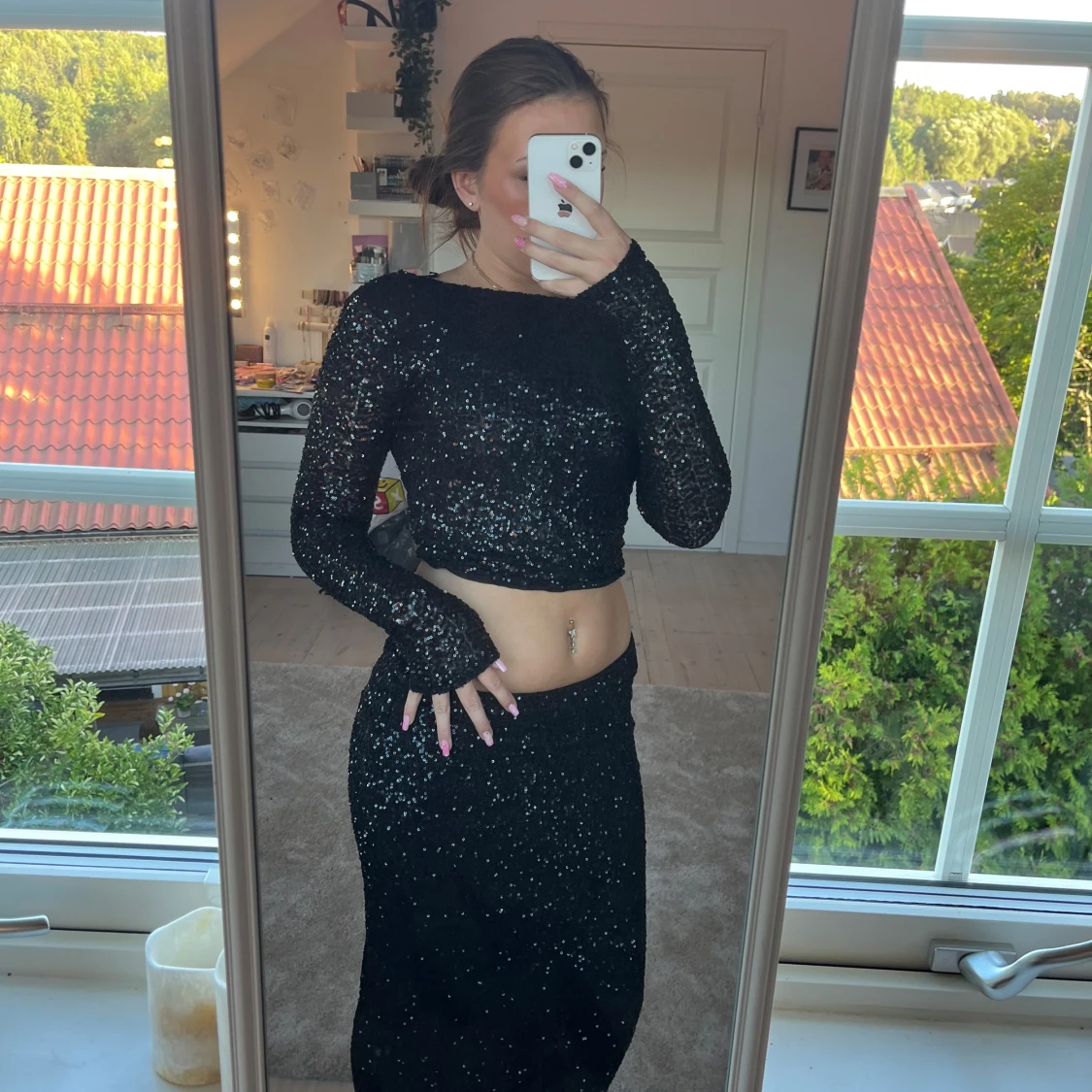 Svart glittrig långklänning med slits