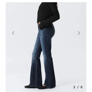 Blå bootcut jeans från Weekday - Snygga blå bootcut jeans från Weekday. Jeansen är tillverkade i stretchig denim för en bekväm passform. Skriv för frågor eller funderingar❤️