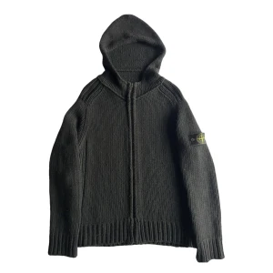 Svart stickad cardigan från Stone Island - säljer min svart stickad cardigan från Stone Island Bra skick 8.5/10 perfekt nu till våren/vintern storlek M men passar även L.  självklart äkta 💯💯