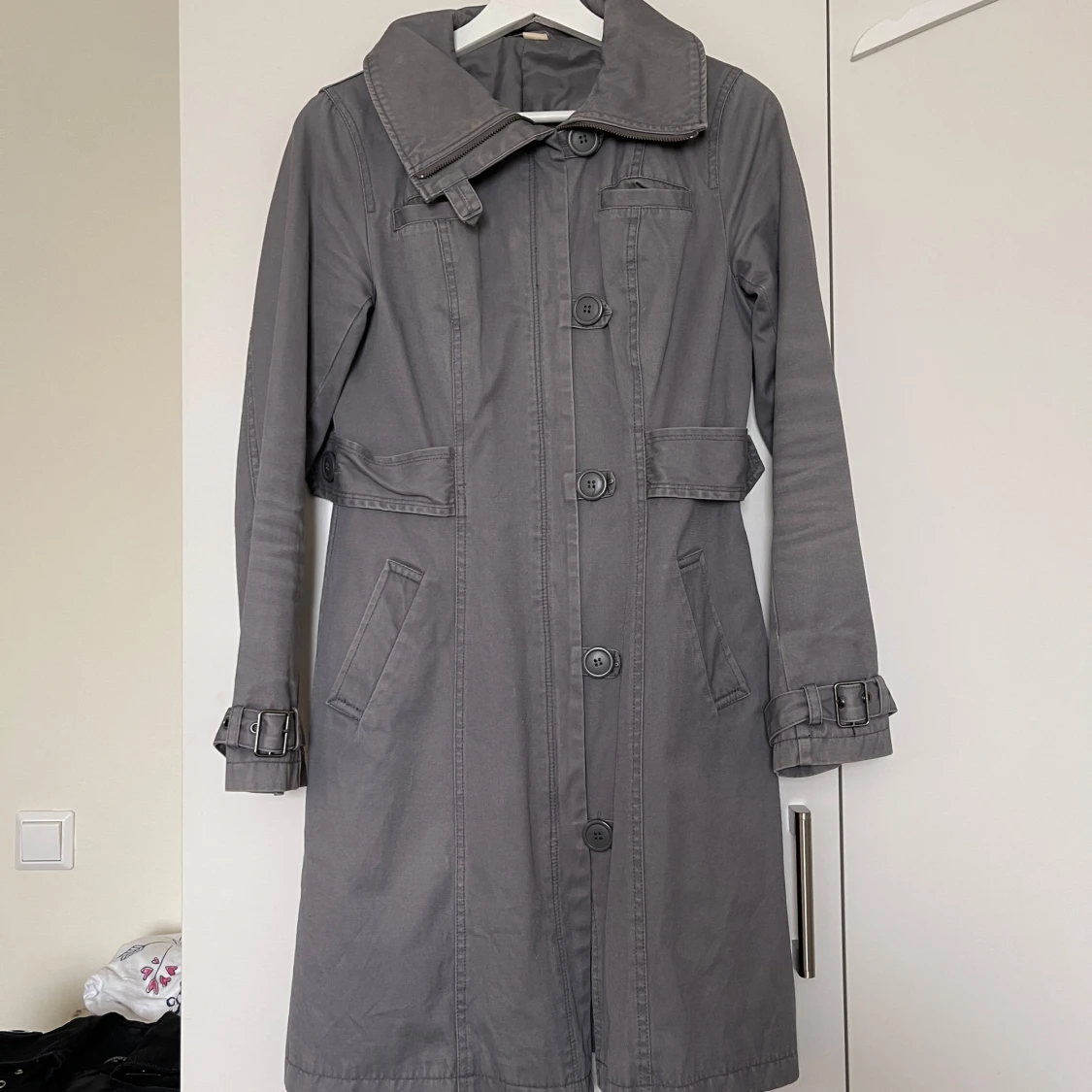 Grå trenchcoat med bältdetaljer - 4