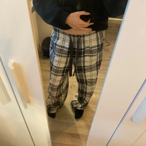 Rutig mjukisbyxa från H&M med snörning - Säljer ett par jättesköna rutiga pjamasbyxor från H&M i storlek S. Byxorna sitter löst och är långa i benen, men väldigt sköna. Nästan aldrig använda🩷