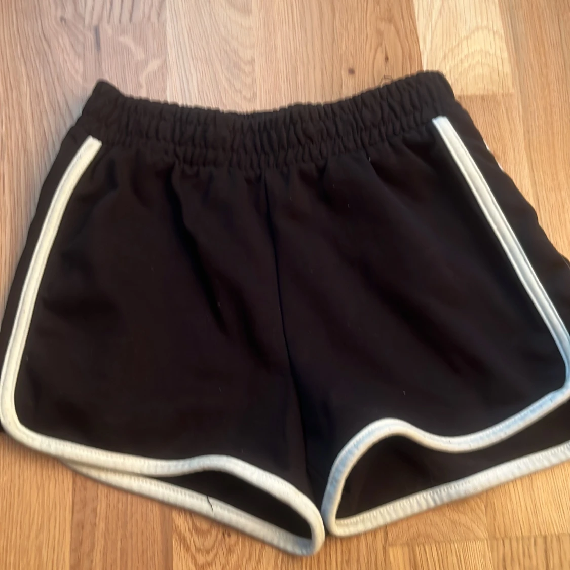 Två sportiga shorts med kontrastkant - 3