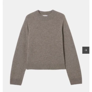 Beige stickad tröja🍁🍂 - Supermysig beige/brun stickad tröja från ”WERA” . ‼️‼️Nypris: 799kr ‼️‼️. 100% Ull. Storlek S❤️‍🔥❤️‍🔥säljer vidare denna tröja då jag inte tyckte den passade mig!