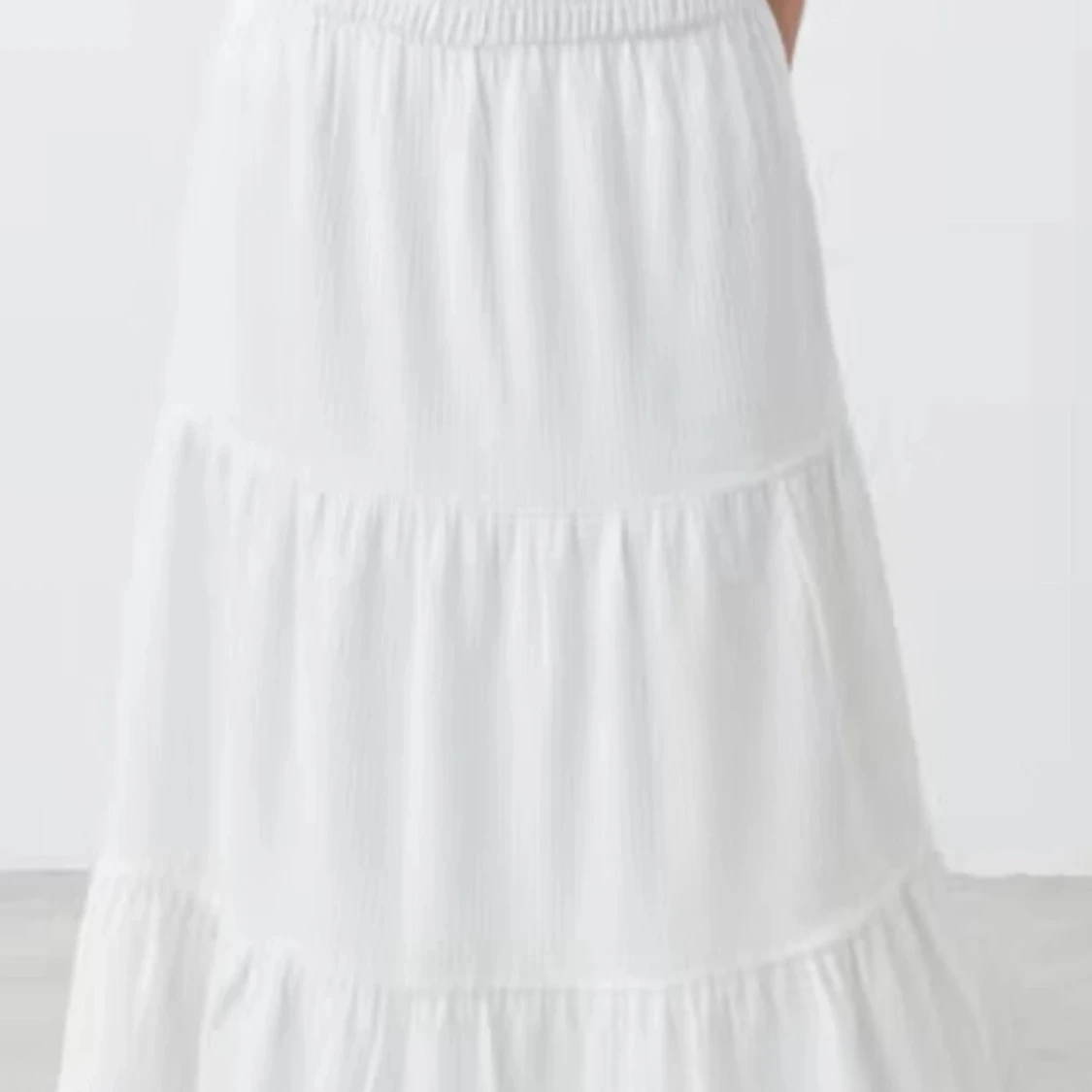 Vit långkjol med spetsdetaljer