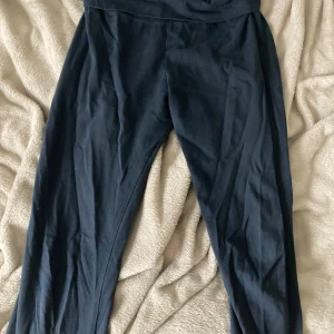 Mörkblå yogapants från Brandy Melville - Mörkblå yoga pants från Brandy Melville med hög midja och smal passform. Tillverkade i mjuk bomullsmix som är riktigt skön mot huden. Perfekta för chill eller träning, med enkel och stilren look.