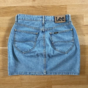 Lee jeanskjol - Jeanskjol från Lee i strl W29 💌 Köpt i en vintagebutik och den är i fint begagnat skick 👖 En skavank är att den har två mindre fläckar på framsidan i det nedre högra hörnet (se näst sista bilden) 🫶🏼