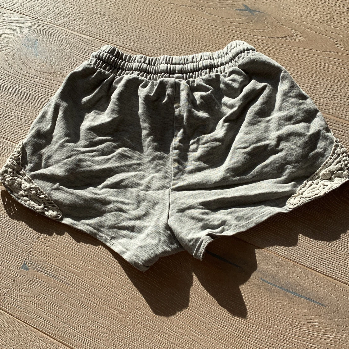 Grå shorts med spets från Lindex - 1