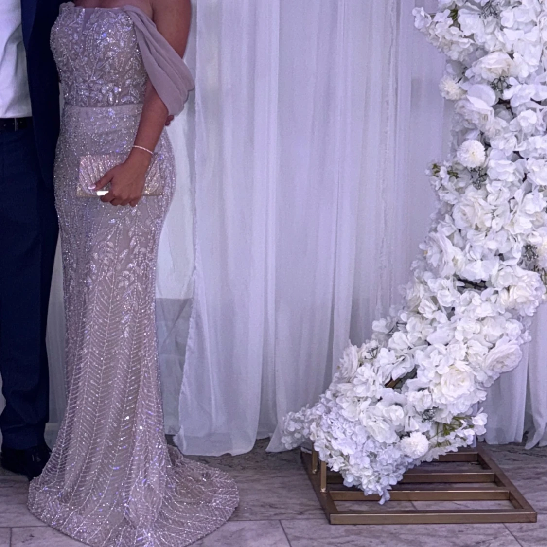 Champagnefärgad glittrig långklänning