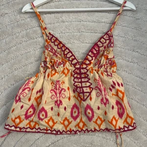 Zara topp - Säljer då den inte kommer till användning. OBS! Jag har sytt upp banden då de var för långa. 