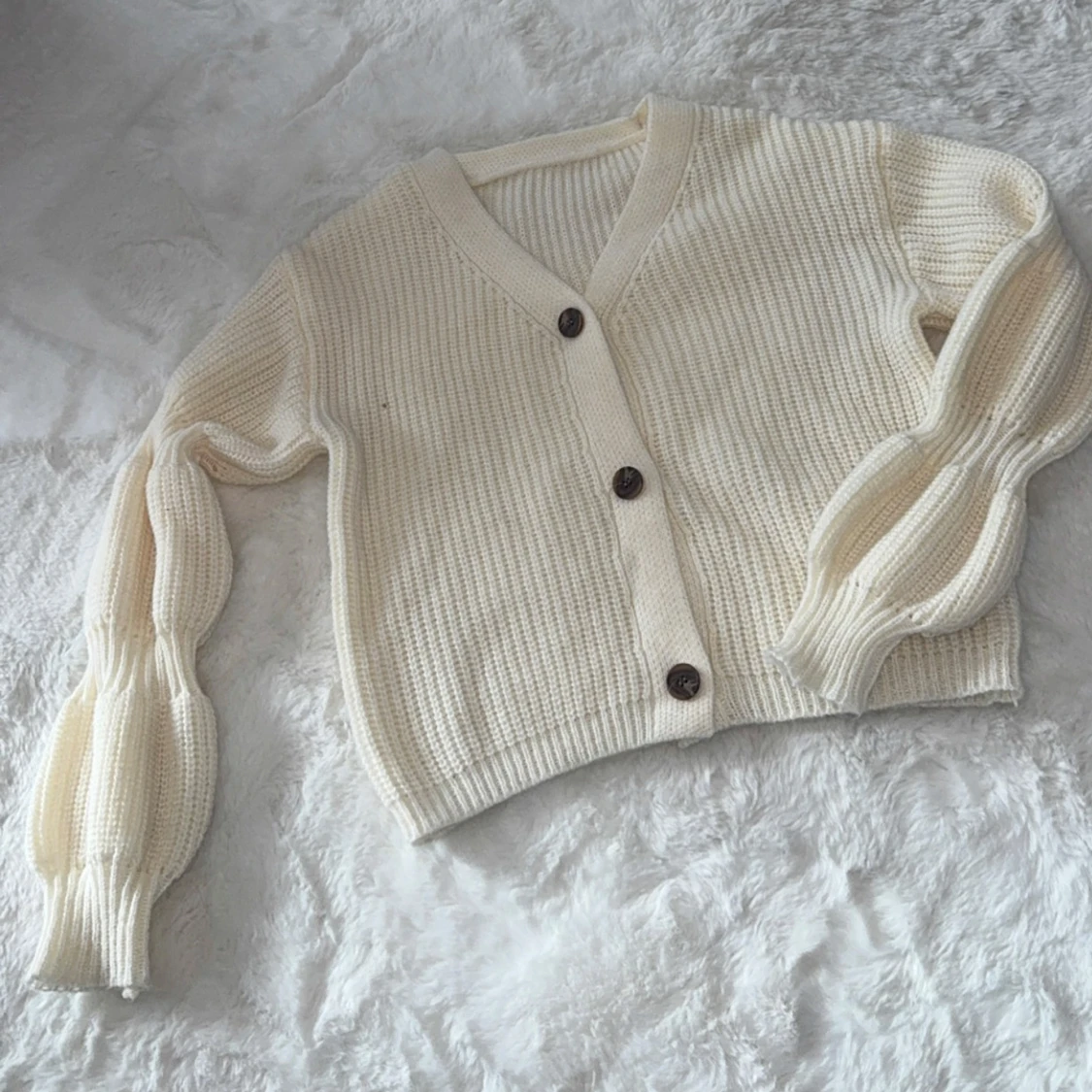 Beige stickad kofta med puffärm