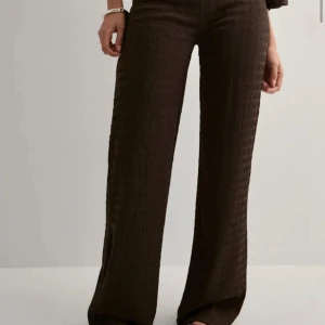 Nelly Low Waist Brown Structure Pants -  jätte fina bruna nelly byxor som aldrig använts. de är low waist med skönt material o stretchiga!💗