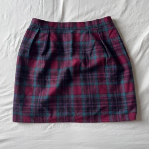 vintage tartan ullkjol - sparsamt använd, har fickor!