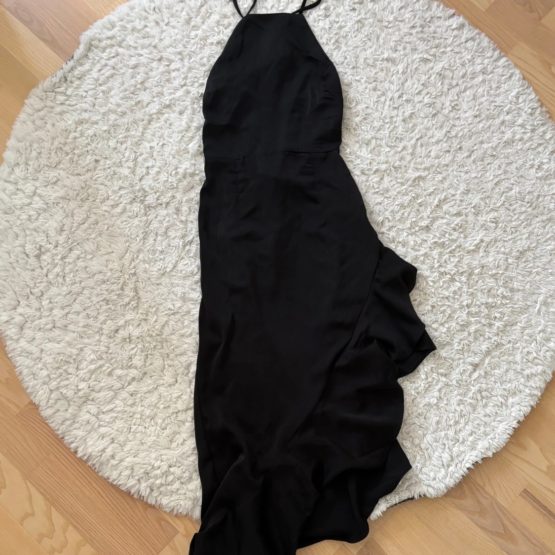 Svart långklänning med volang och snörning - 3