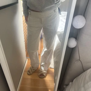 Vita byxor - Fina vita byxor från massimodutti som aldrig är använda med prislappen kvar!!