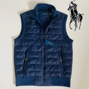 Polo Ralph lauren väst  - Polo Ralph lauren väst Navy - skick 10/10 helt ny med tag - storlek S passar S - jag är 177 och den sitter fint på mig! - as snygg och perfekt till hösten och skolstarten! - hör av er vid frågor🙌