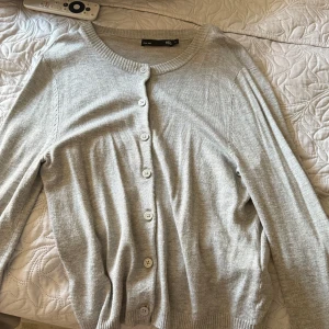 Grå kofta  - Knappt använd 