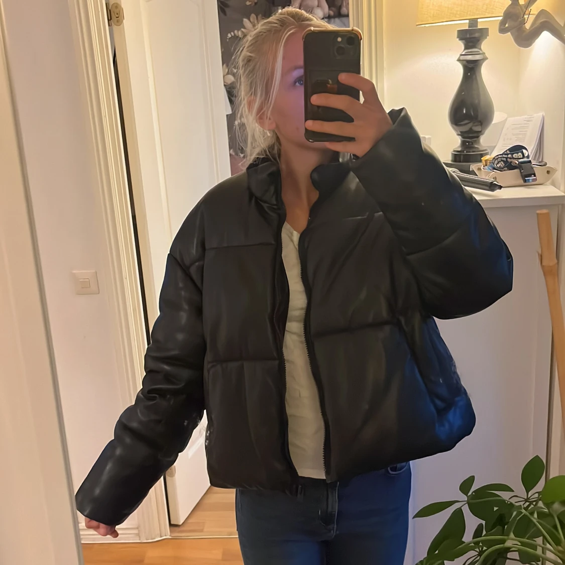 Svart pufferjacka i skinnimitation