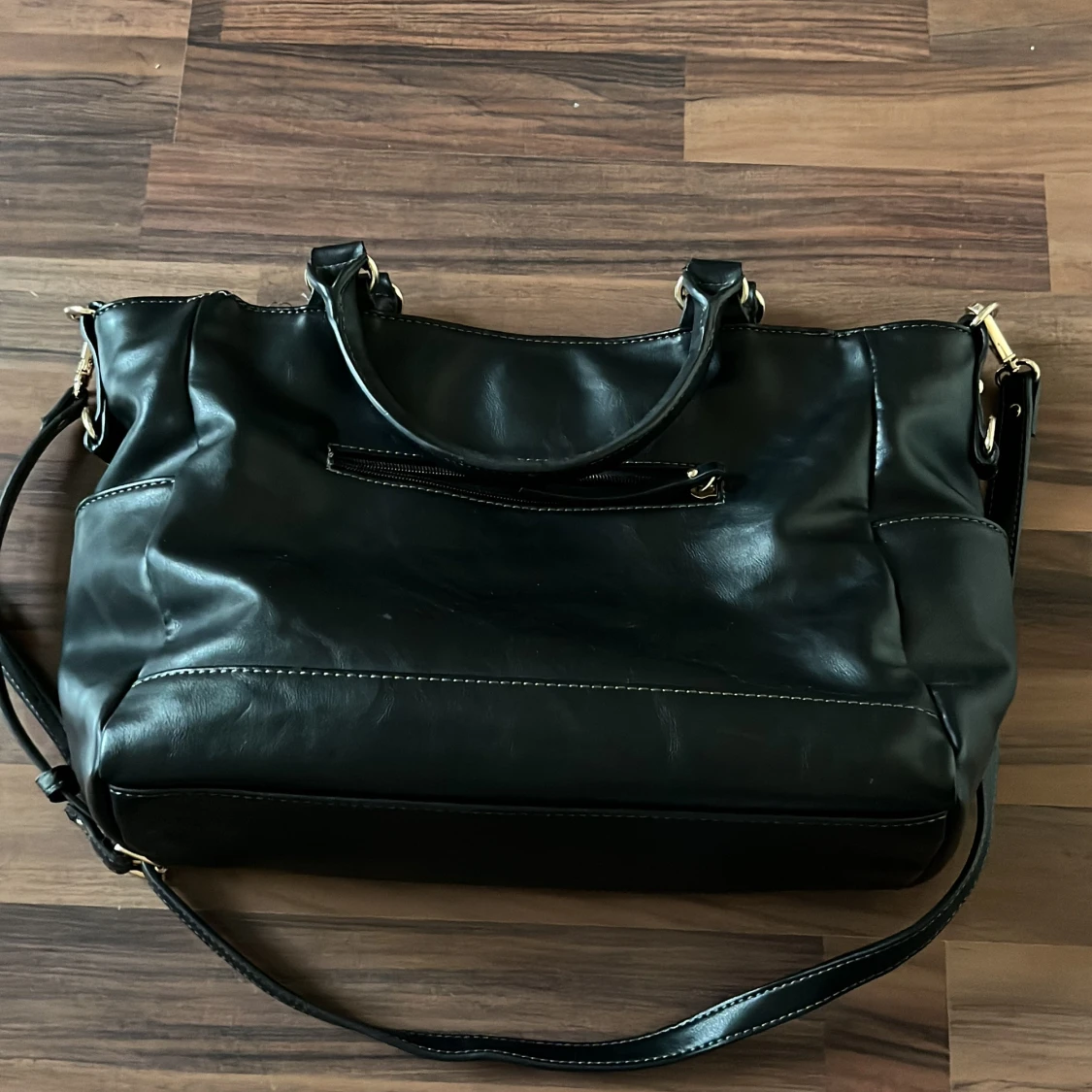 Svart axelväska med dragkedjor - 1