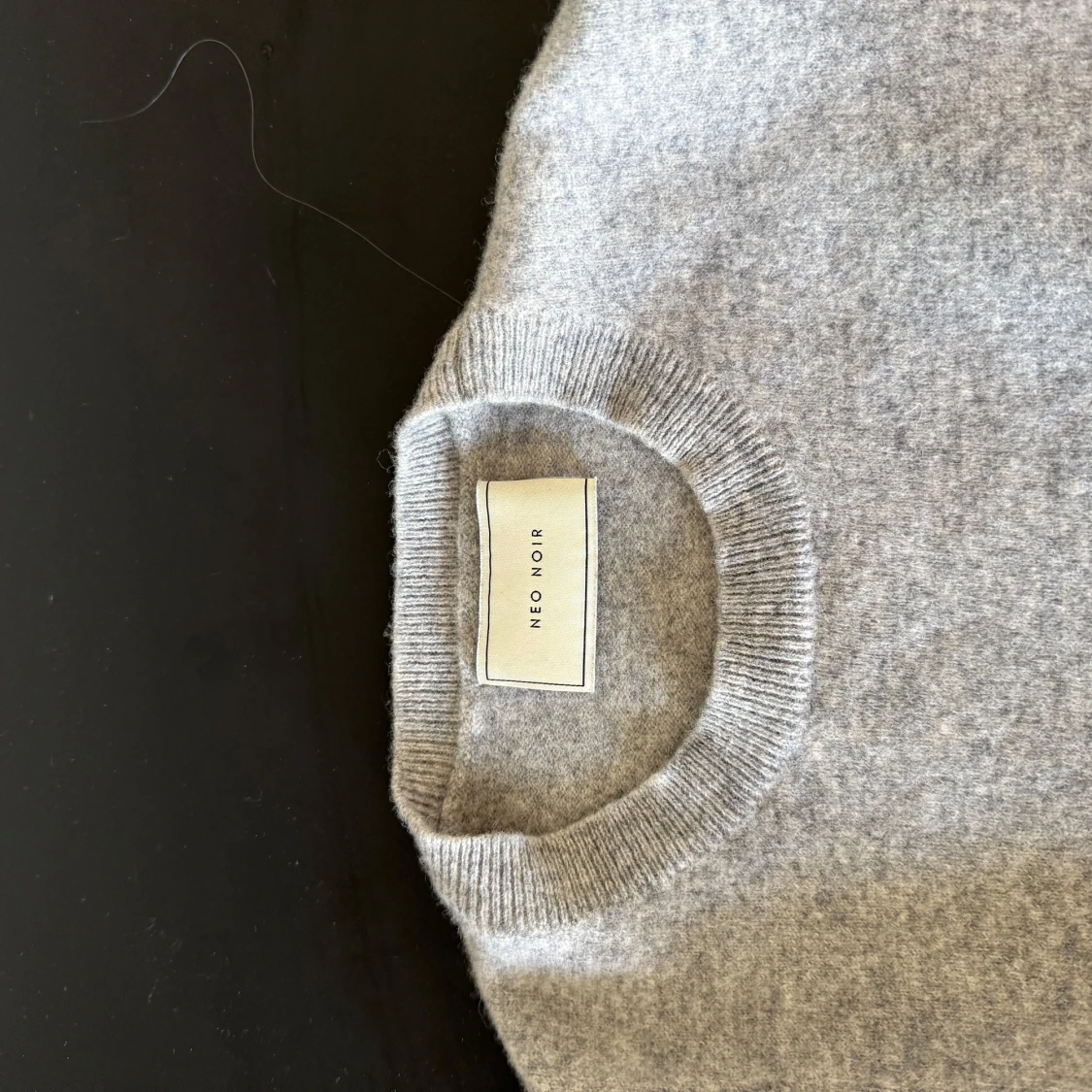 Grå stickad kortärmad tröja Neo Noir - 3