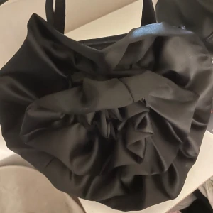 Jättefin väska - Jättefin väska som är ganska liten, passar till alla tillfällen, den har inga defekter eller så💕