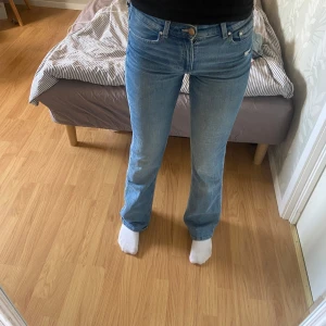 Ljusblå bootcut jeans - Säljer dessa superfina bootcut jeans i väldigt bra skick💕 Har använt de en del men de har inga defekter eller tecken på användning💕 Skriv för mått, fler bilder eller andra frågor💗
