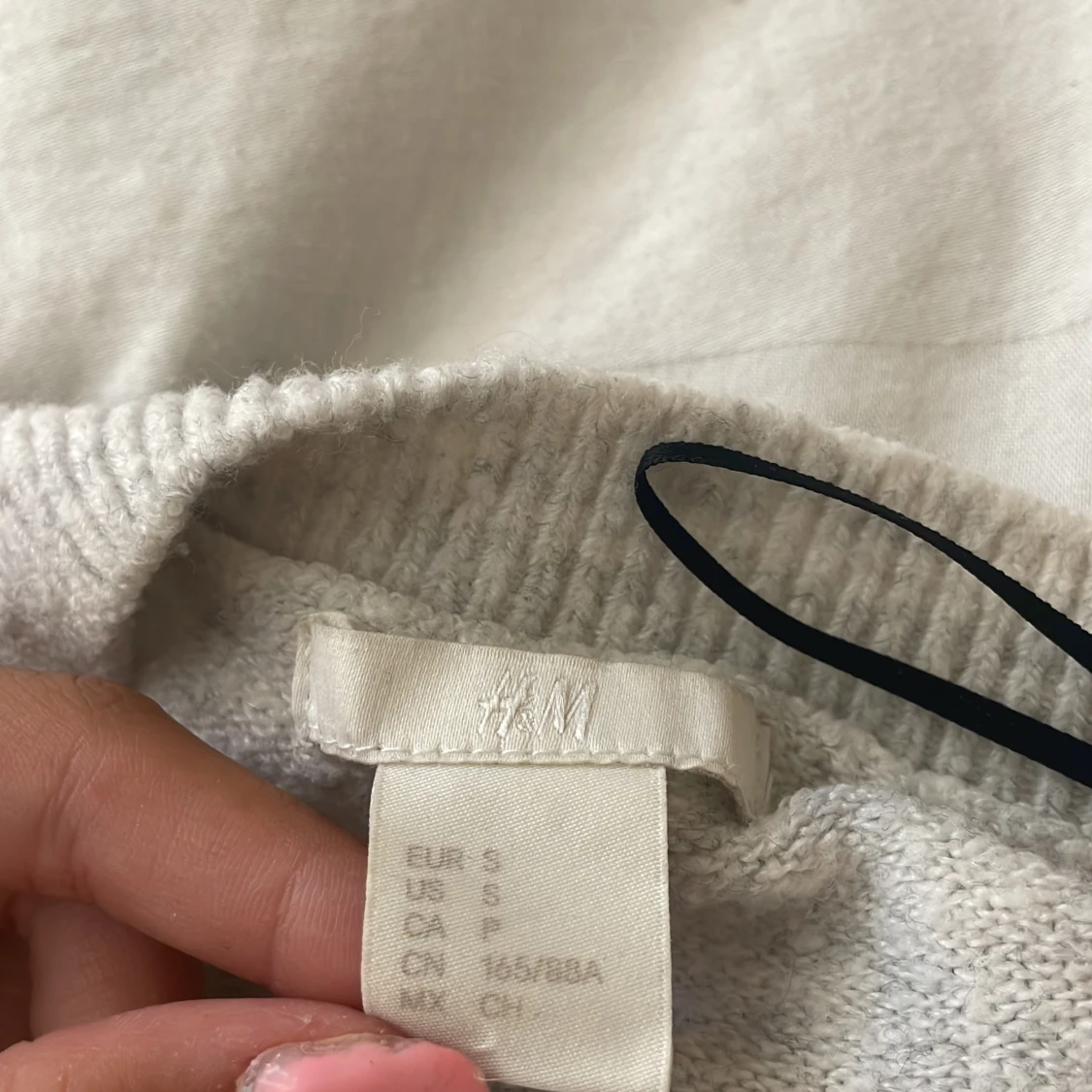 Grå stickad tröja med pärltext H&M - 2