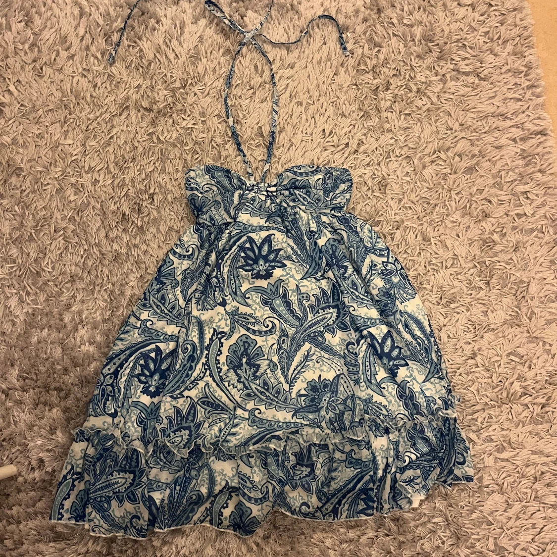 Blå klänning med mönster  - 1