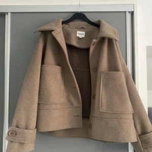 Höst kappa - Brun kappa från Kappahl, perfekt till hösten 🍂Köpt förra året för 900. Dock saknar den en knapp nu och den är minimalt nopprig. Priset är diskuterbart