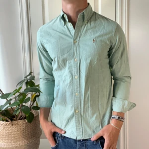 Ralph Lauren skjorta - Inga defekter, skön ljusgrön ralph Lauren skjorta i tjockare material. Modellen bär M och är 180,75 kg. Kom med frågor! ✌️