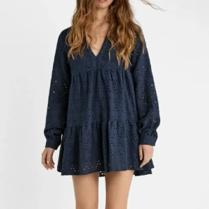 Marinblå klänning  - Supersöt marinblå klänning ifrån stradivarius💕 säljer då den aldrig kommit till användning för mig och rensar min garderob!🫶🏼 pris kan diskuteras vid snabb affär! Nypris 449 kr🥰