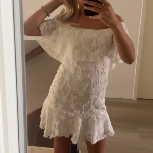 volang klänning  - en off shoulder volang klänning som man antingen kan ha helt offshoulder eller på en en axel!💗i storlek xs, pris kan diskuteras🩷