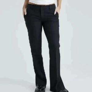 Svarta kostymbyxor med slits  - Lågmidjade kostymbyxor med slits i storlek 34, säljer då dom är för små 💕