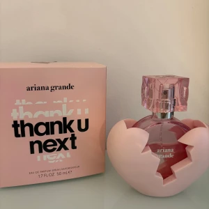 Ariana grande parfym - Ariana Thank U next EDP parfym i 50 ml. Lite mer än hälften kvar.