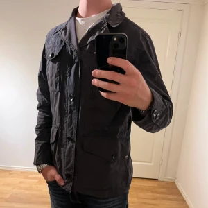 Fieldjacka Peak Performance mörkblå - Säljer denna sjukt snygga Fieldjackan från Peak Performance⭐️ Färgen är mörkblå och storleken är M✅ Jackan har inga defekter och skicket är utomordentligt🙌🤝 Sjukt najs passform och passar perfekt till hösten🍁🙌 Tveka inte på att höra av er dig vid minsta fråga eller fundering😊