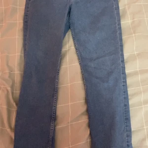 Skinny jeans från &Denim, blå - Jeansen är gjorda i mjukt denimtyg och har en enkel, stilren look med knapp och dragkedja framtill.