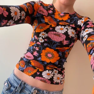 Fin blomtröja  - En fin långärmad tröja med blommor. Säjer pågrund av inte kommer till användning och har använts fåtal gånger❤️🌹