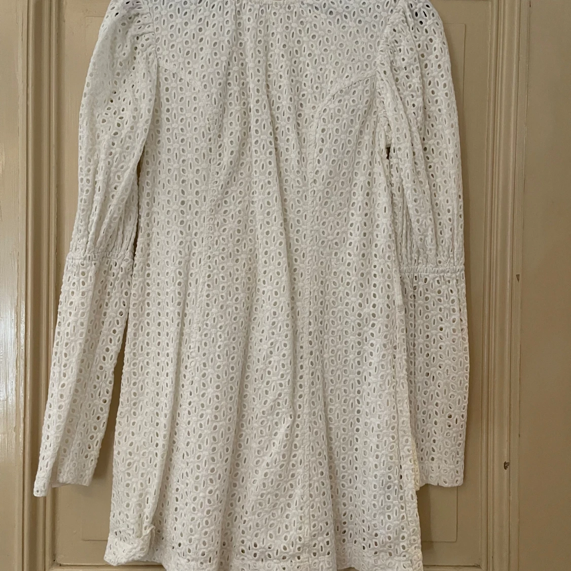 Vit kort klänning med spetsdetaljer