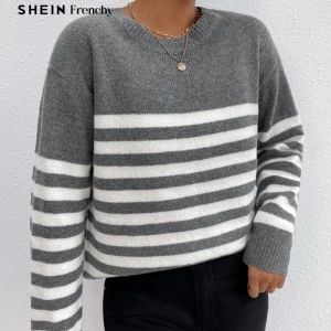 Gråvit randig stickad tröja SHEIN - Säljer en stickad tröja från SHEIN Frenchy i grått och vitt med breda horisontella ränder. Tröjan har rund hals, långa ärmar och ribbade muddar. 