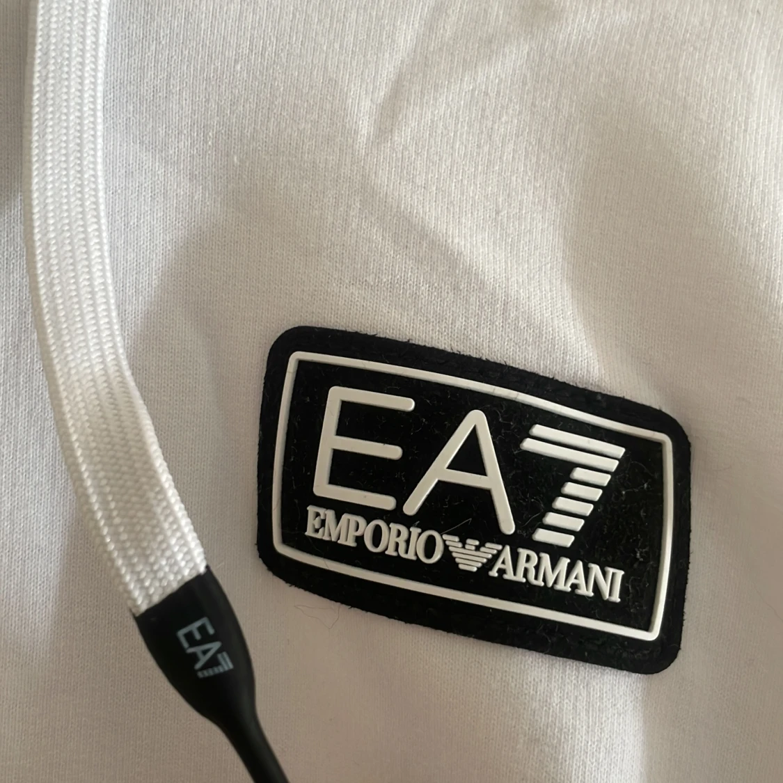 Vit EA7 hoodie med logoband (oanvänd) - 3