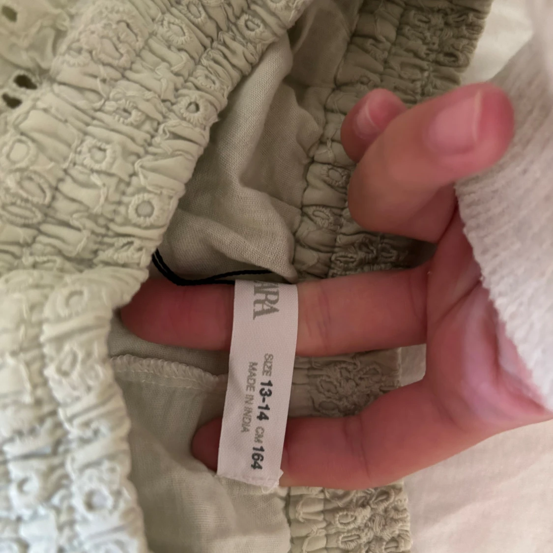 Ljusgrön  broderad kjol från Zara - 1