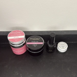 Miss Fancy gelkit för naglar - Säljer ett set med gelprodukter från Miss Fancy Professional. Innehåller Cream Builder i vitt, Builder Gel i rosa, Gel Polish Base och Solid Color Gel i vit. Perfekt för dig som vill bygga och designa egna naglar med UV/LED. Alla burkar är i plast och flaskan är svart med pensel. Ordinarie pris ca 1000 kr 🥰🥰❤️🥰❤️