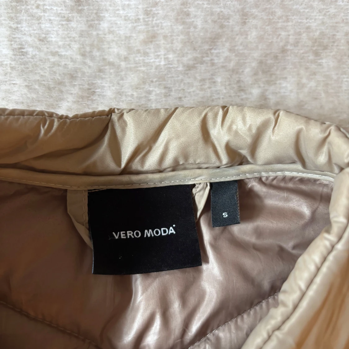 Beige pufferjacka med dragkedja - 4